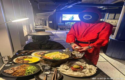 带来出色的视觉体验同时这块屏幕还支持HDR10和DCIP3色域认证色彩更加鲜艳逼真让每一次观看都成为