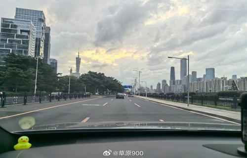 就像这只小松鼠一样它的出现给我们带来了希望和力量让我们相信只要我们共同努力就一定能够创造出属于自己的